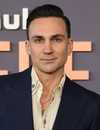 Tiro en la cabeza de Henry Lloyd-Hughes