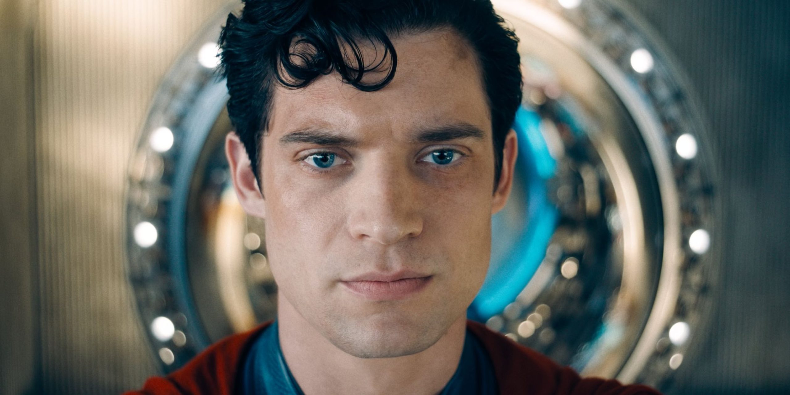Superman corre más allá de la película deportiva de acción de WB, ya que ambos se acercan al mismo hito