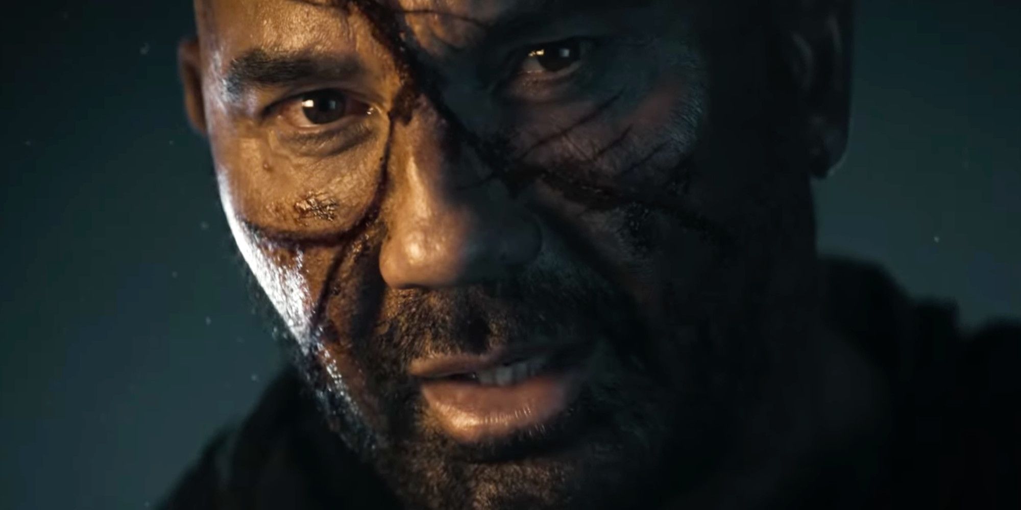 Dave Bautista mirando intensamente a la cámara en las tierras perdidas