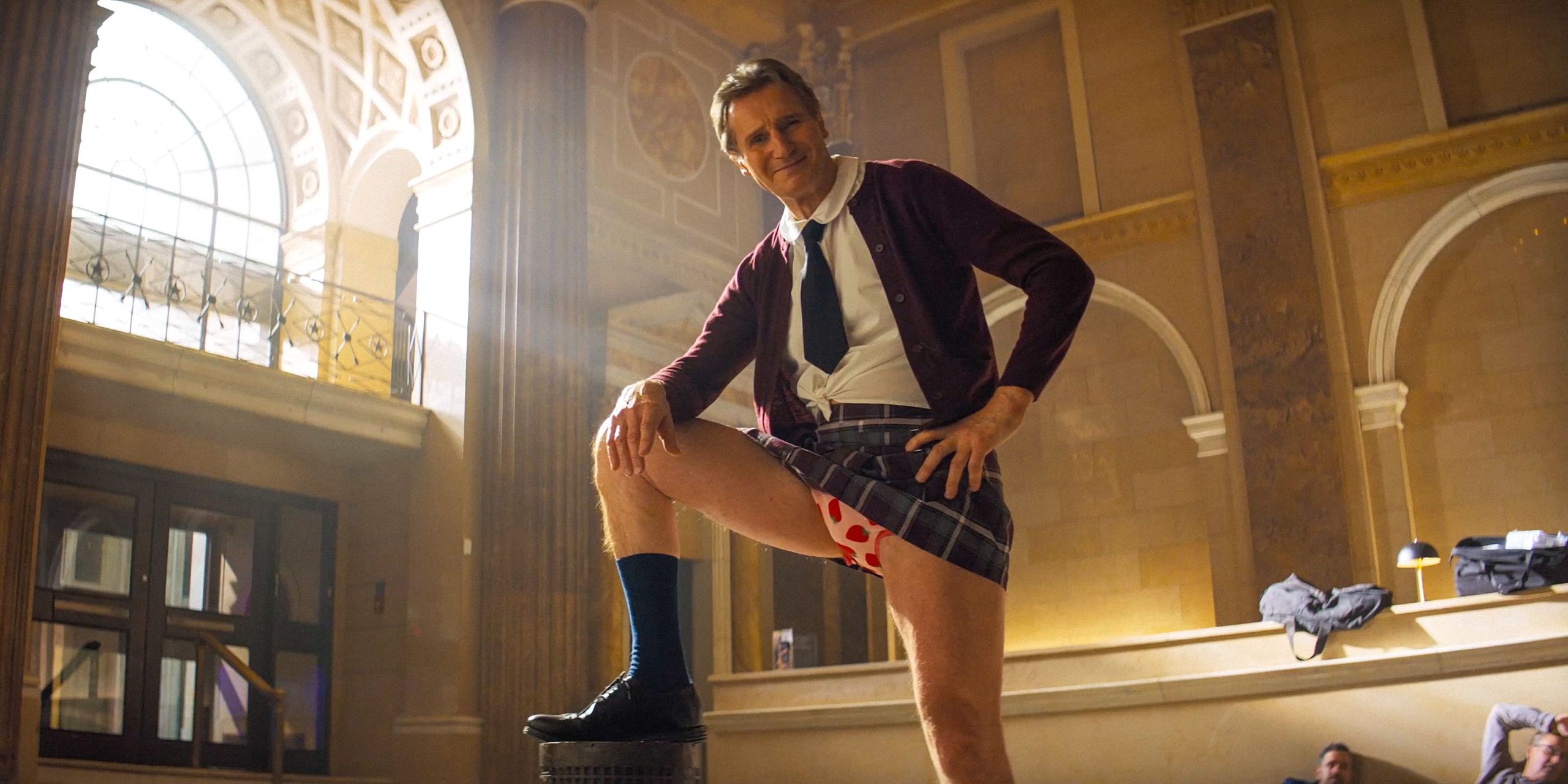 La "adición" sorpresa de Liam Neeson en los créditos de reinicio de armas desnudas fue "una idea de último minuto"