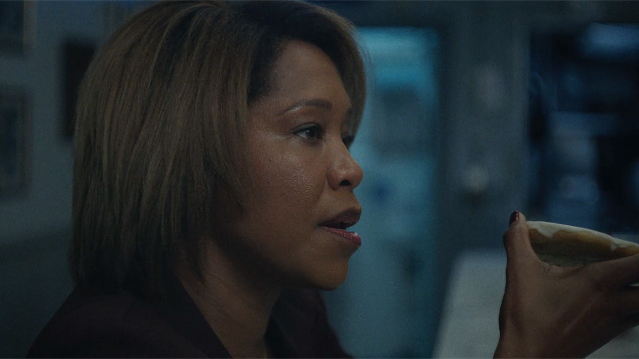 Regina King explica cómo infundió atrapando robando con “agresión de Nueva York” en el nuevo clip BTS
