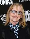 Tidado de la cabeza de Amy Madigan en el estreno de la mujer estadounidense Los Ángeles