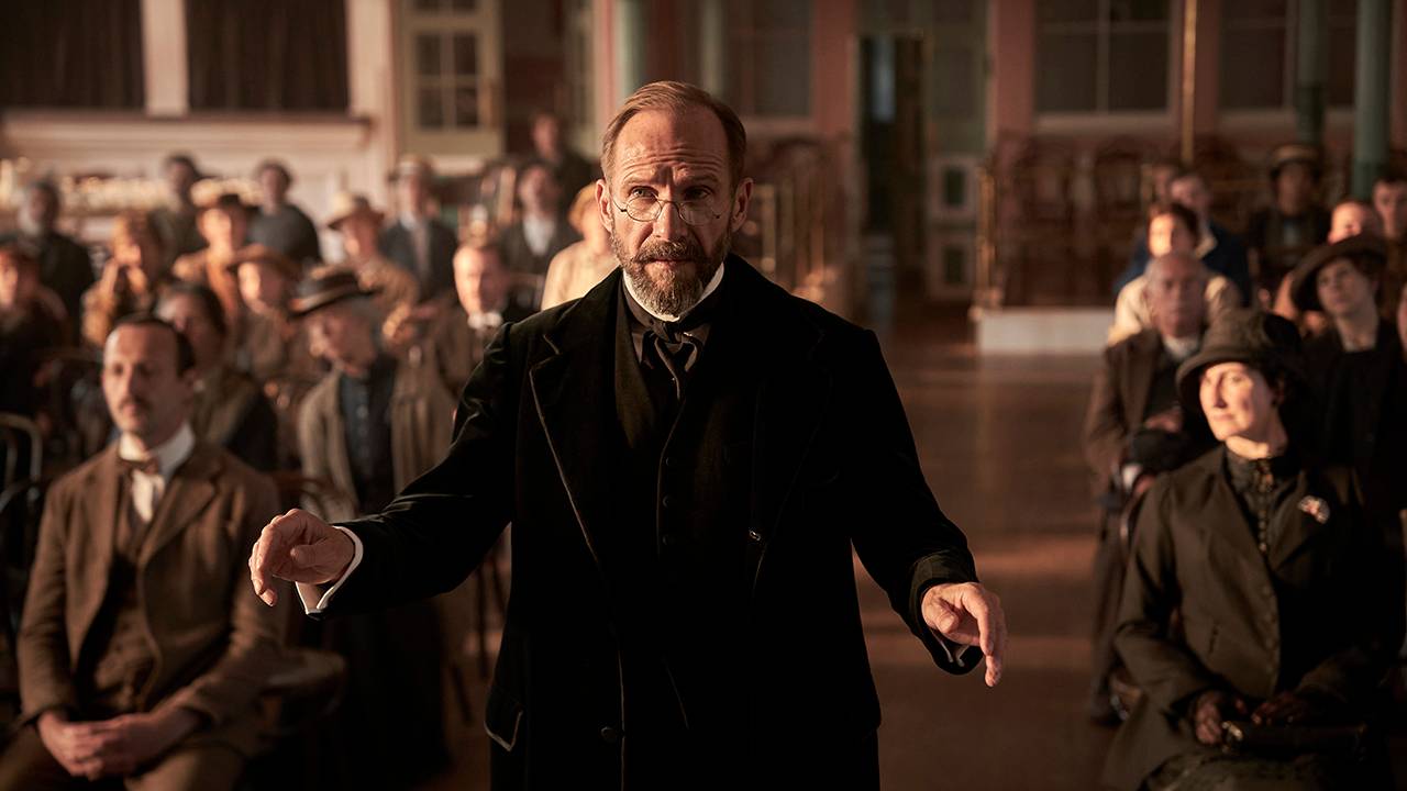 Cómo Ralph Fiennes "se lanzó a" los preparativos para su seguimiento del cónclave