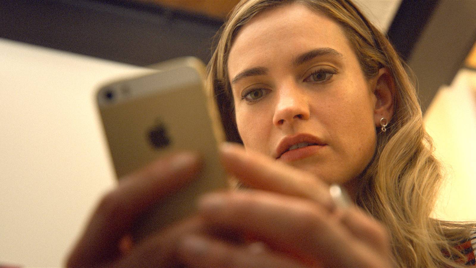 Swiped Review: la película biográfica convencional de Hulu sobre Bumble Founder no profundiza demasiado, pero tiene su propósito